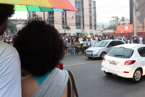 Casal com bebê acompanha #Desocupa de longe